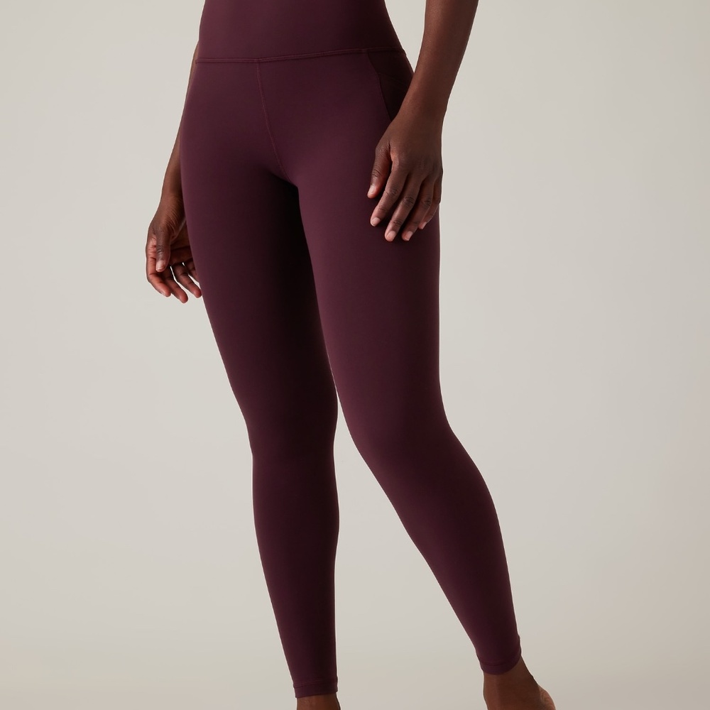Athleta Salutation Stash High Rise Legging in Spiced Cabernet Size Small